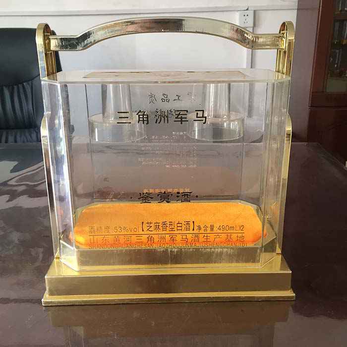 手提兩(liang)瓶金色(se)