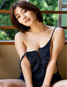 《大胸美女裸身色诱网站-产科男医生全集》